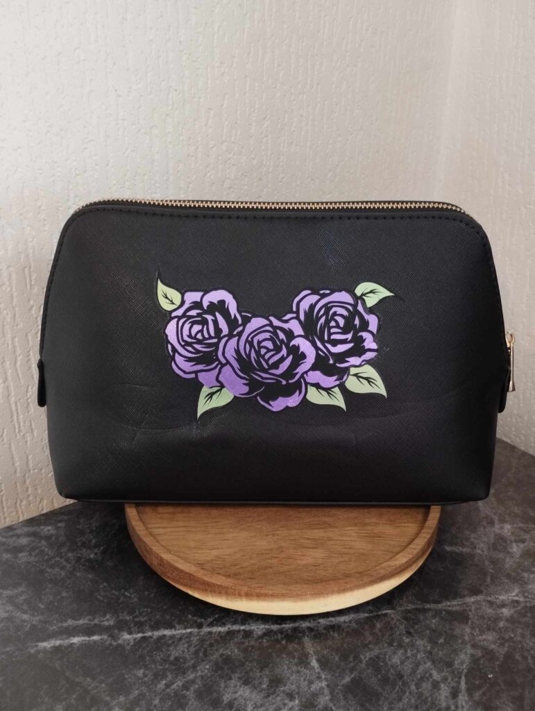 Trousse de toilette simili cuir noir 3 roses (taille L 25x16x10.3)